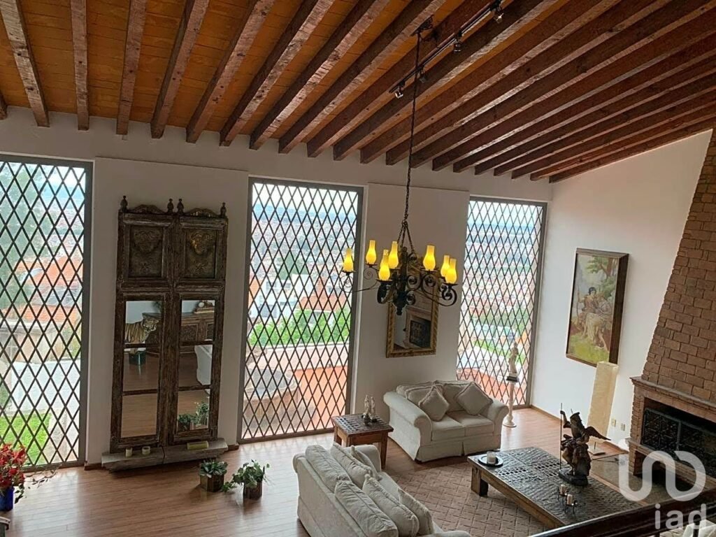 Residencia con Vista Panorámica a Morelia en Lomas de Santa María