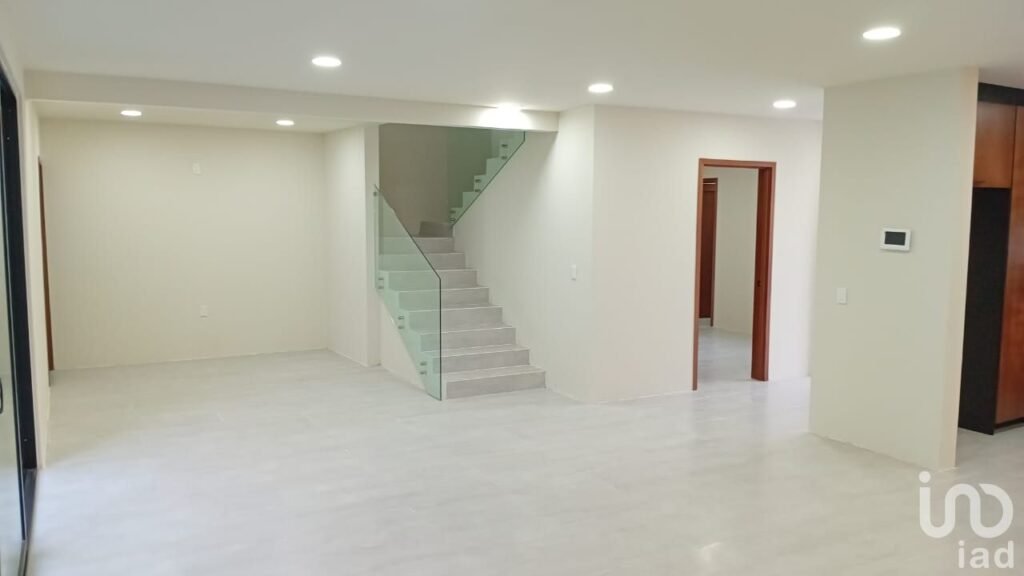 Casa en Venta en Montaña Monarca I | 4 Recámaras | Jardín | Cochera para 4 Autos | $5.3 MDP