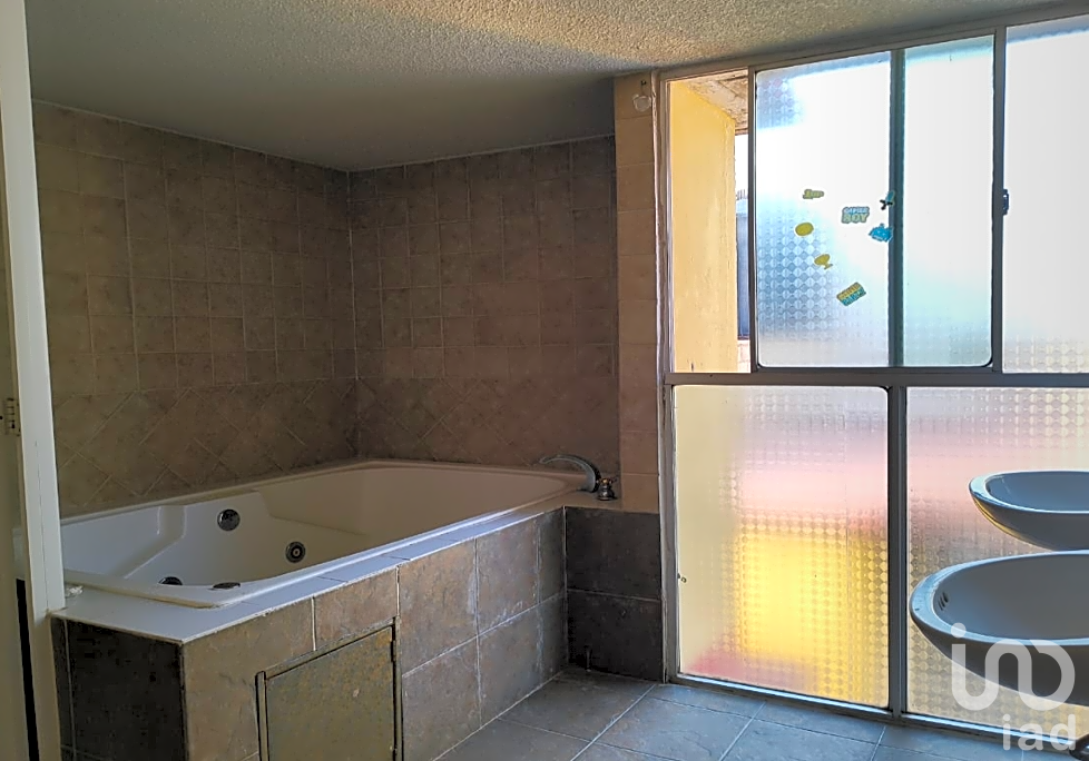 CASA EN HUEHUETOCA 3 NIVELES CON JACUZZI