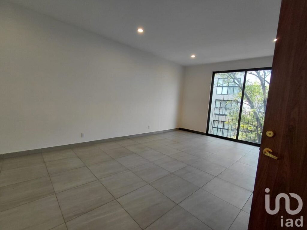 Venta de amplio y luminoso departamento en tranquilo rincón de la Escandón