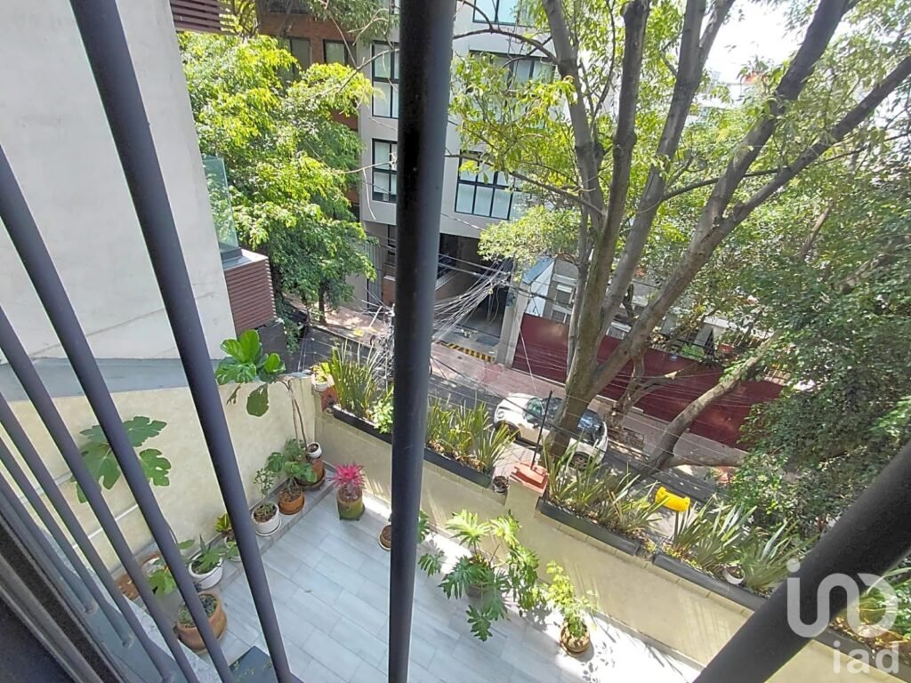 Venta de amplio y luminoso departamento en tranquilo rincón de la Escandón