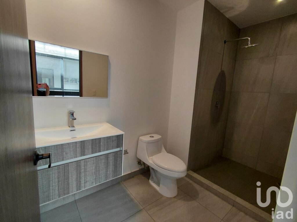 Venta de amplio y luminoso departamento en tranquilo rincón de la Escandón