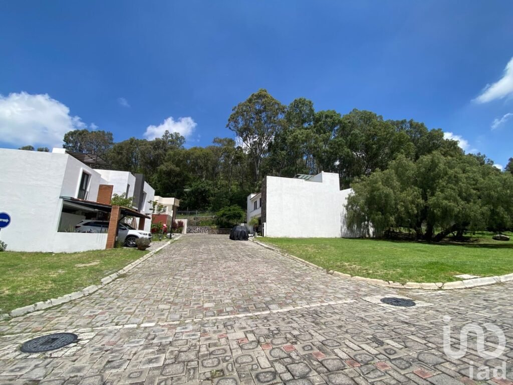 VENTA DE AMPLIA CASA EN ZEREZOTLA DENTRO DE FRACCIONAMIENTO CON ÁREAS VERDES