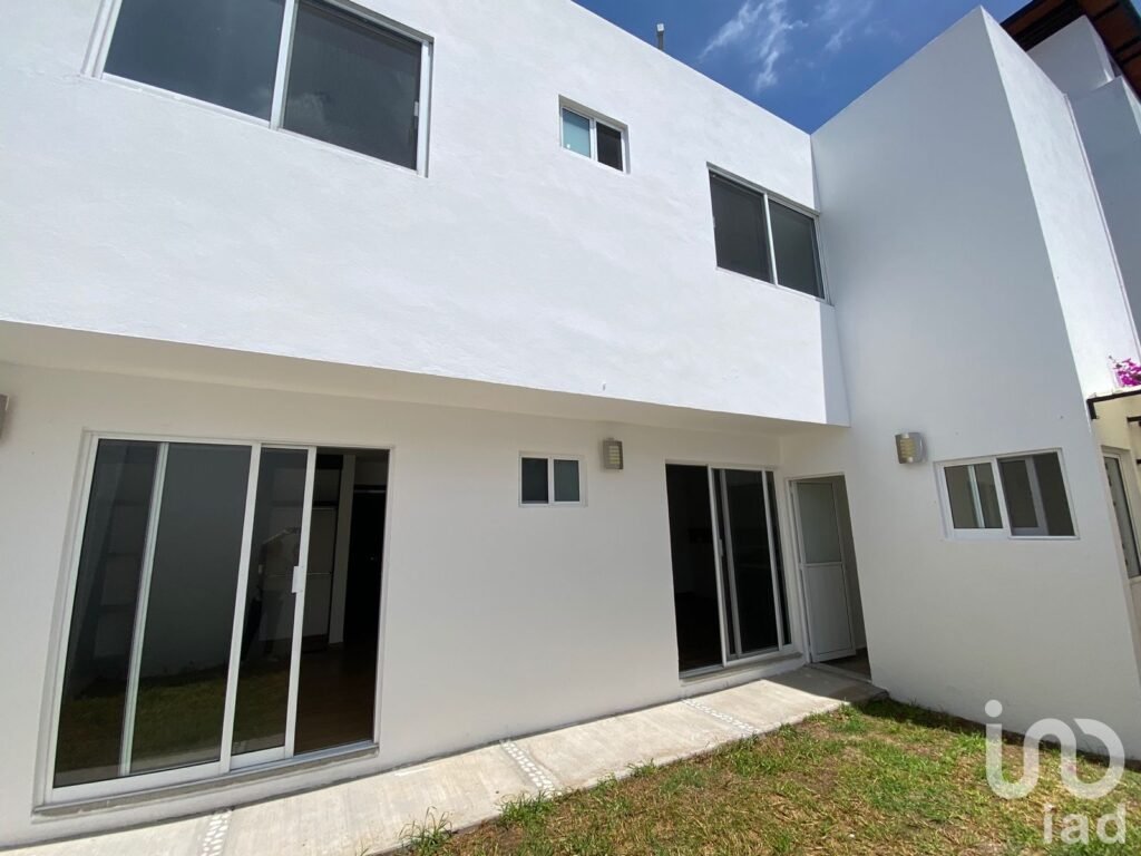 VENTA DE AMPLIA CASA EN ZEREZOTLA DENTRO DE FRACCIONAMIENTO CON ÁREAS VERDES