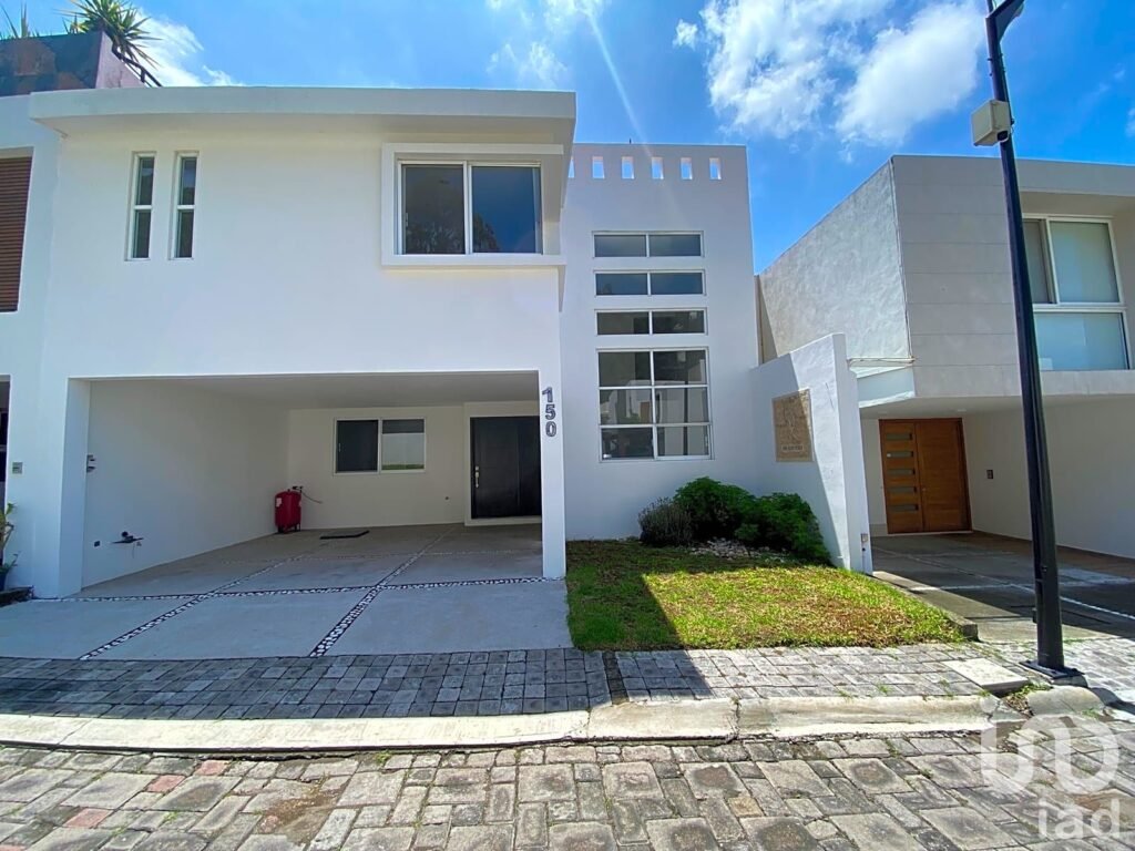 VENTA DE AMPLIA CASA EN ZEREZOTLA DENTRO DE FRACCIONAMIENTO CON ÁREAS VERDES