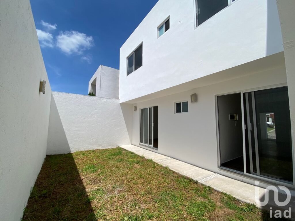 VENTA DE AMPLIA CASA EN ZEREZOTLA DENTRO DE FRACCIONAMIENTO CON ÁREAS VERDES