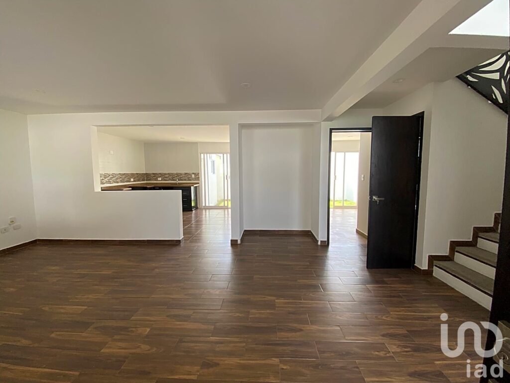 VENTA DE AMPLIA CASA EN ZEREZOTLA DENTRO DE FRACCIONAMIENTO CON ÁREAS VERDES