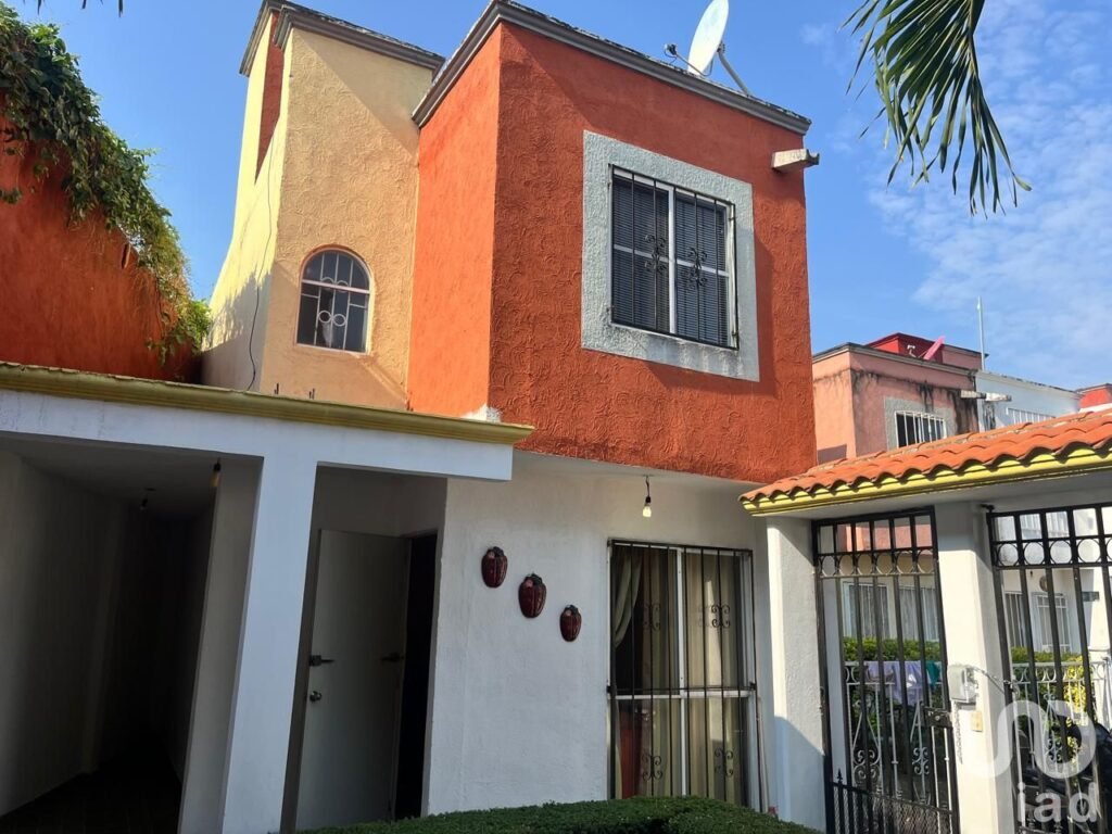 Venta de preciosa casa en tranquilo fraccionamiento en Paseos del Río, Emiliano Zapata