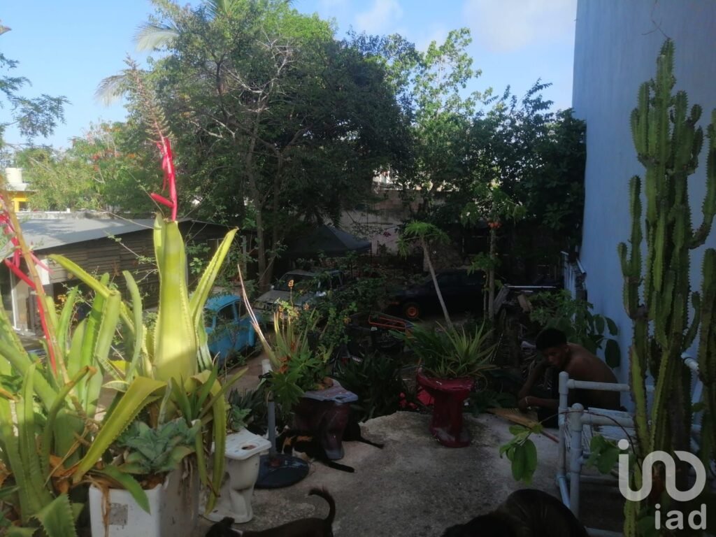 Venta de Terreno Urbanizado en Cancún sobre avenida principal para desarrollo mixto