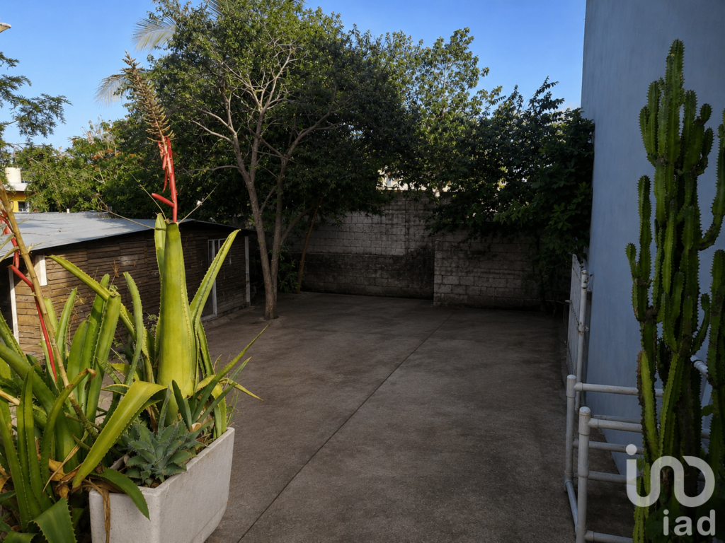 Venta de Terreno Urbanizado en Cancún sobre avenida principal para desarrollo mixto