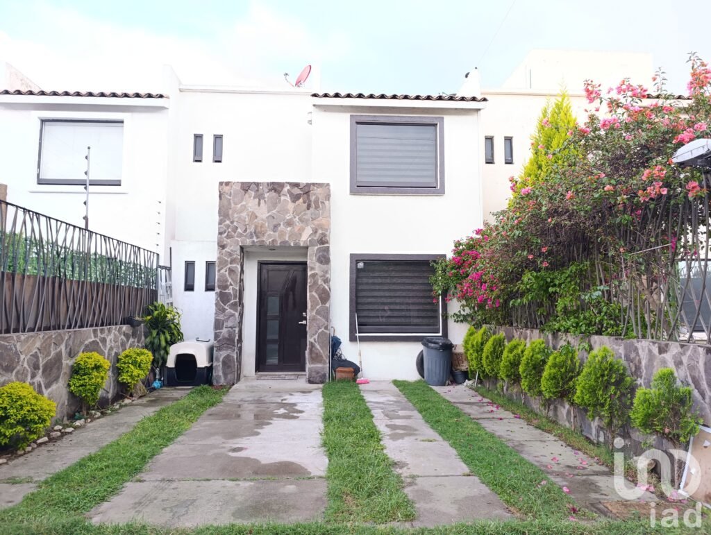 Casa en Venta Cerca de Plaza San Diego con Jardín, 3 Recámaras y Sala de TV