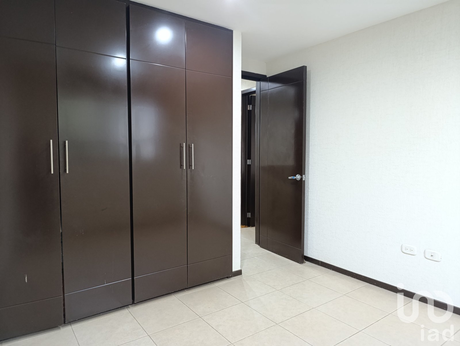 Casa en Venta Cerca de Plaza San Diego con Jardín, 3 Recámaras y Sala de TV