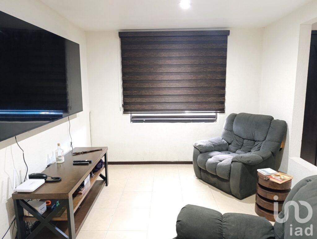 Casa en Venta Cerca de Plaza San Diego con Jardín, 3 Recámaras y Sala de TV