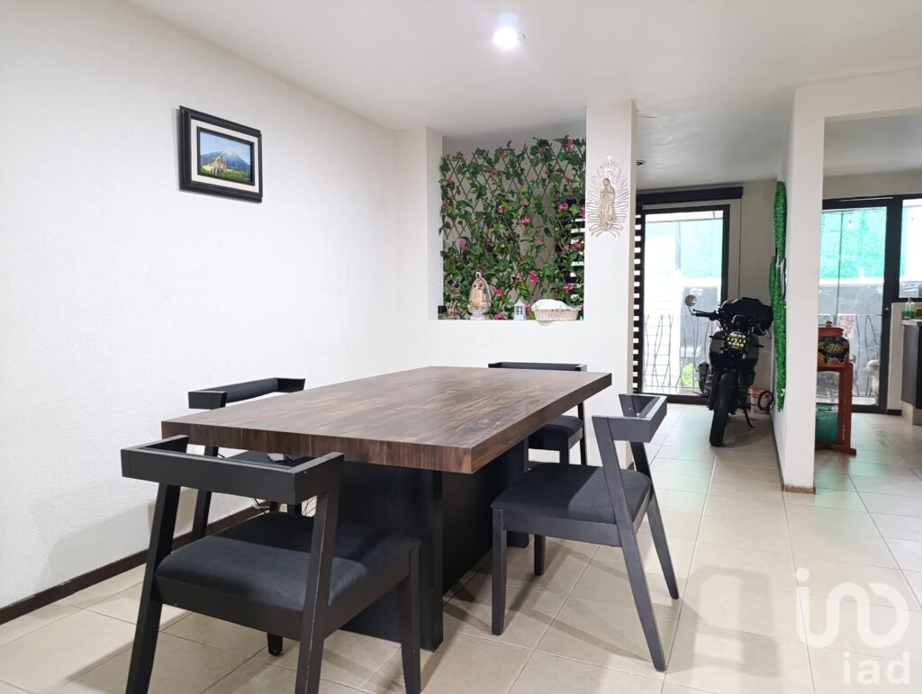 Casa en Venta Cerca de Plaza San Diego con Jardín, 3 Recámaras y Sala de TV