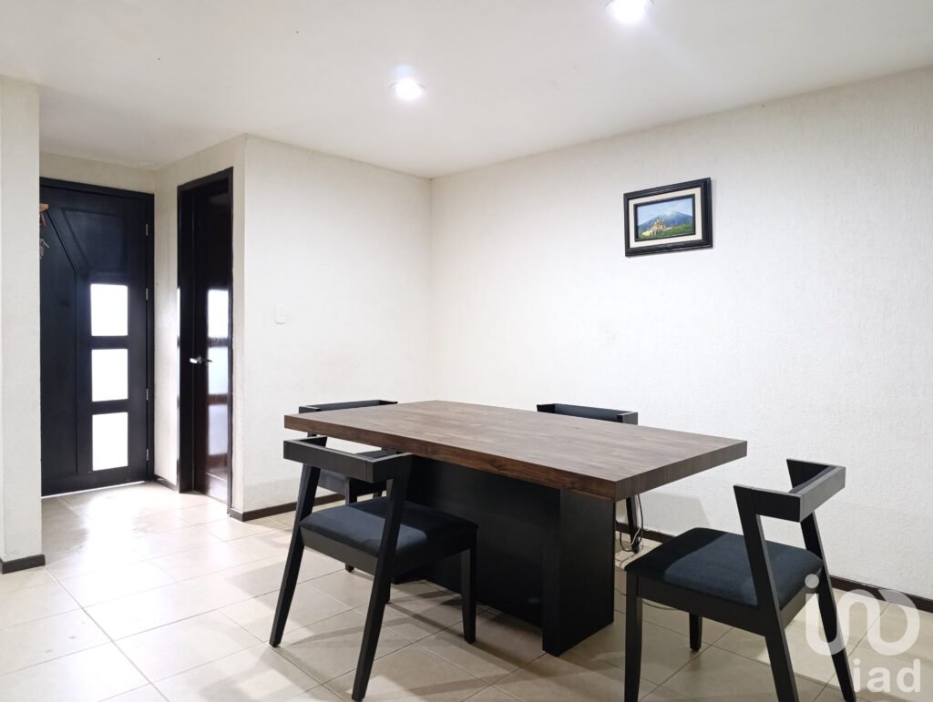 Casa en Venta Cerca de Plaza San Diego con Jardín, 3 Recámaras y Sala de TV