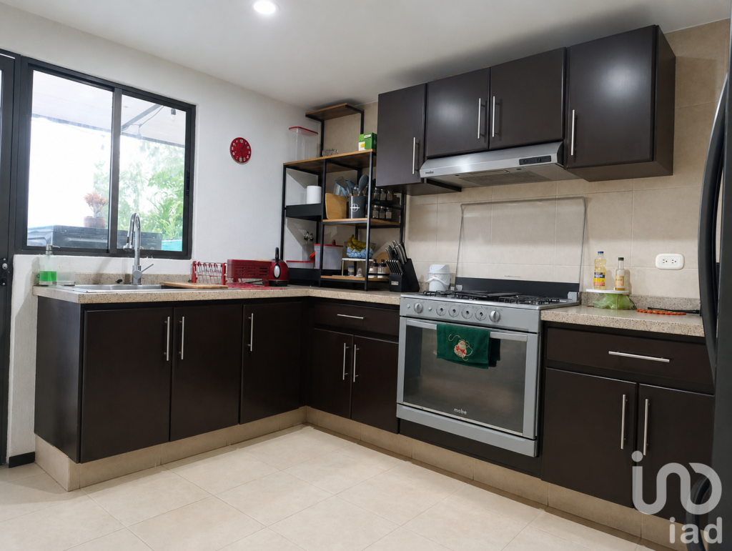 Casa en Venta Cerca de Plaza San Diego con Jardín, 3 Recámaras y Sala de TV