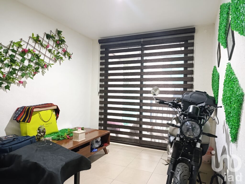 Casa en Venta Cerca de Plaza San Diego con Jardín, 3 Recámaras y Sala de TV