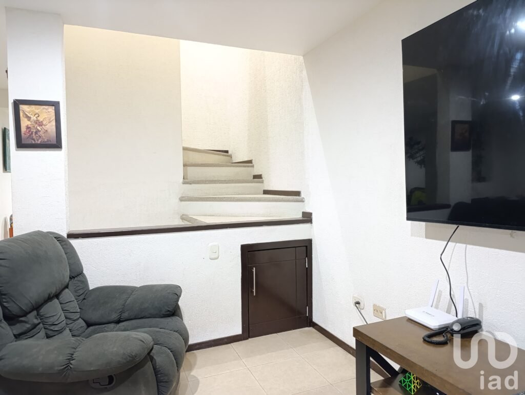 Casa en Venta Cerca de Plaza San Diego con Jardín, 3 Recámaras y Sala de TV