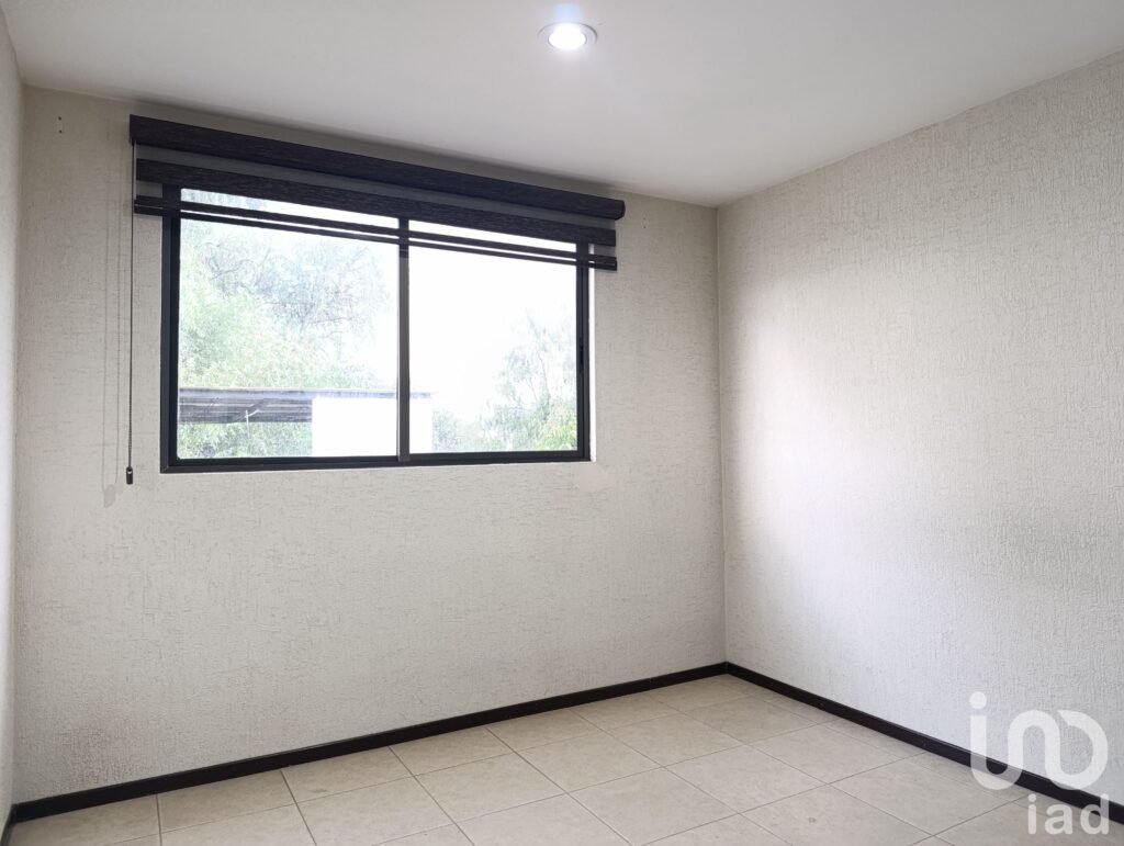 Casa en Venta Cerca de Plaza San Diego con Jardín, 3 Recámaras y Sala de TV