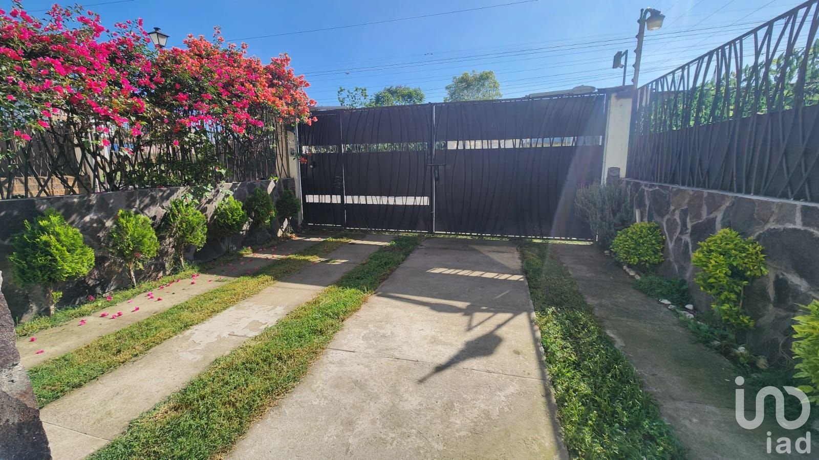Casa en Venta Cerca de Plaza San Diego con Jardín, 3 Recámaras y Sala de TV Casa en Venta Cerca de Plaza San Diego con Jardín, 3 Recámaras y Sala de TV