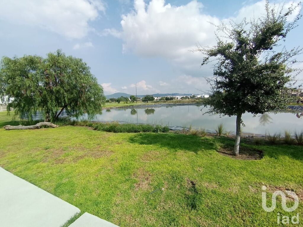 Terreno en venta frente a lago en Hacienda Carlota, Corregidora, Querétaro