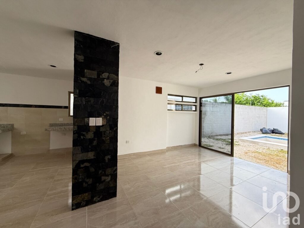 CASA EN VENTA PRIVADA AVENIDA CONKAL, YUCATAN