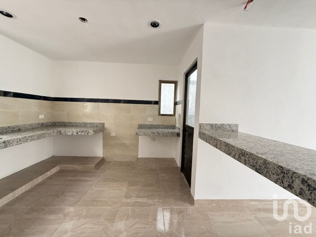 CASA EN VENTA PRIVADA AVENIDA CONKAL, YUCATAN