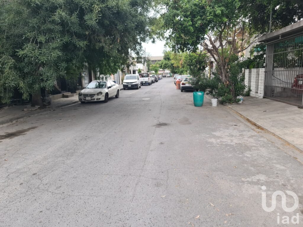¡ATENCIÓN INVERSIONISTAS! Casa en Venta en Mitras Norte (Zona Cumbres)