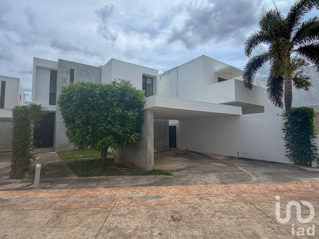 CASA EN VENTA CON GRANDES ESPACIOS, EN PRIVADA TULIPANES DE CHOLUL, 3 HABITACIONES