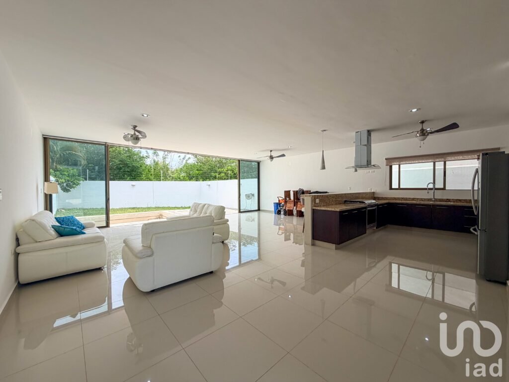 CASA EN VENTA CON GRANDES ESPACIOS, EN PRIVADA TULIPANES DE CHOLUL, 3 HABITACIONES