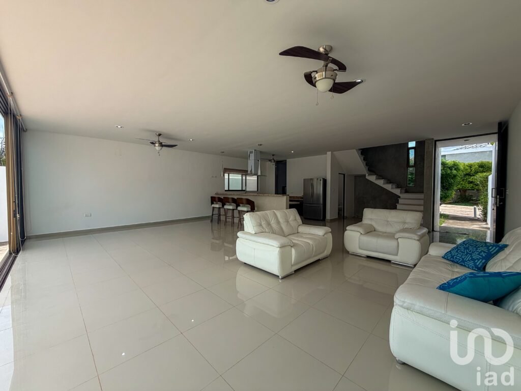CASA EN VENTA CON GRANDES ESPACIOS, EN PRIVADA TULIPANES DE CHOLUL, 3 HABITACIONES
