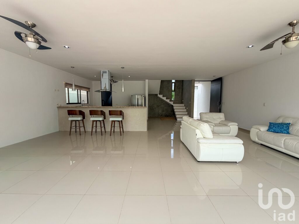 CASA EN VENTA CON GRANDES ESPACIOS, EN PRIVADA TULIPANES DE CHOLUL, 3 HABITACIONES