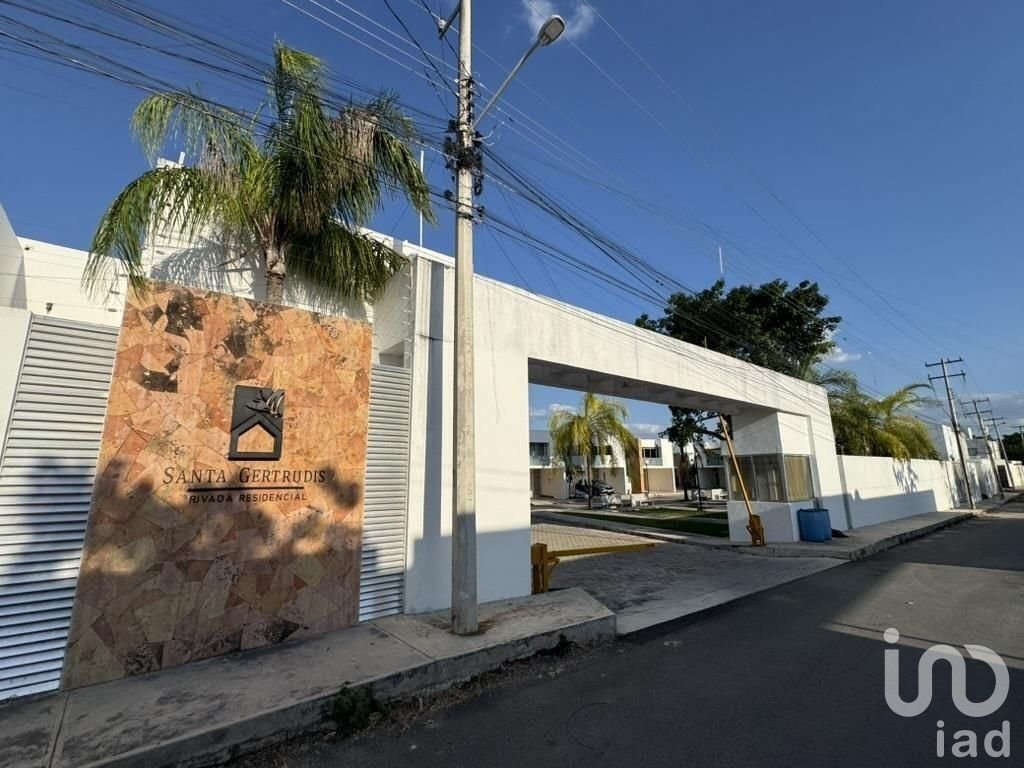 CASA EN VENTA EN PRIVADA SANTA GERTRUDIS COPO, CON PANELES SOLARES Y PISCINA
