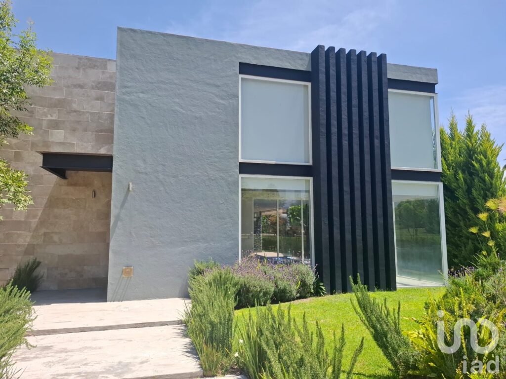 Casa de lujo con alberca y recámara en PB, en renta – El Campanario