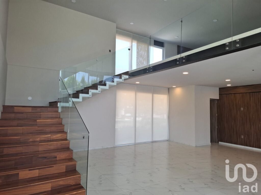 Casa de lujo con alberca y recámara en PB, en renta – El Campanario