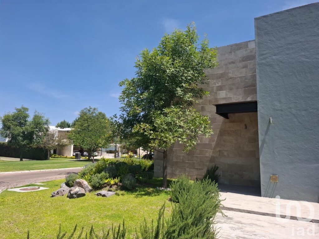Casa de lujo con alberca y recámara en PB, en renta – El Campanario
