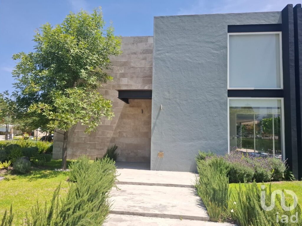 Casa de lujo con alberca y recámara en PB, en renta – El Campanario