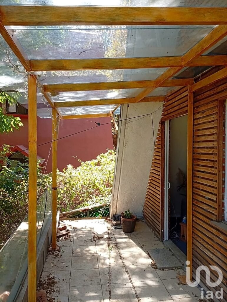 VILLA SUIZA CON 650 M2 DE JARDIN CON FRESNOS, PINOS, CEIBAS, FLORES EXÓTICAS, NORTE DE CUERNAVACA