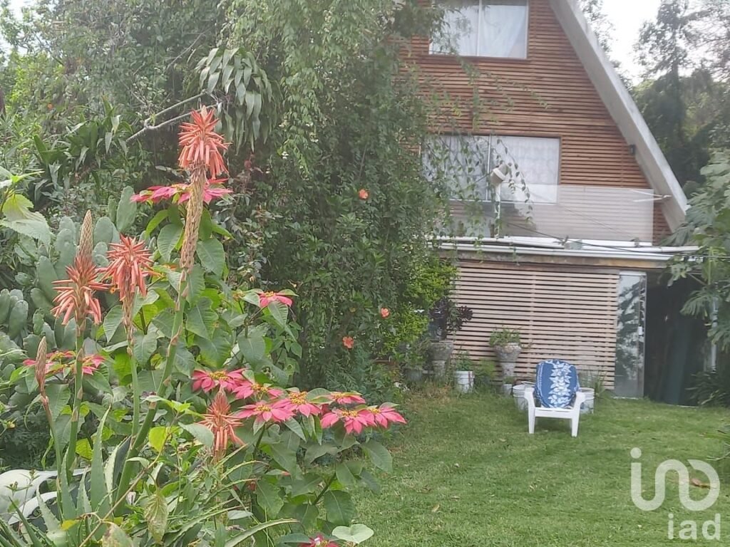 VILLA SUIZA CON 650 M2 DE JARDIN CON FRESNOS, PINOS, CEIBAS, FLORES EXÓTICAS, NORTE DE CUERNAVACA