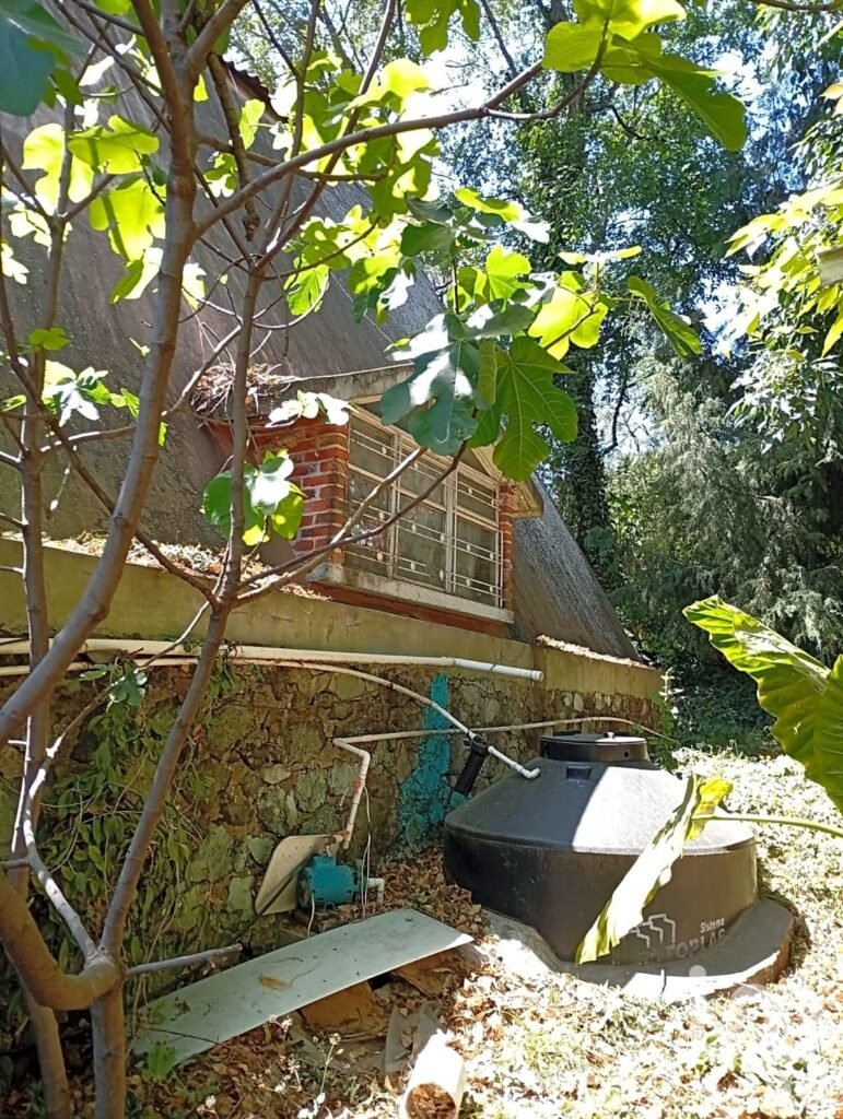 VILLA SUIZA CON 650 M2 DE JARDIN CON FRESNOS, PINOS, CEIBAS, FLORES EXÓTICAS, NORTE DE CUERNAVACA