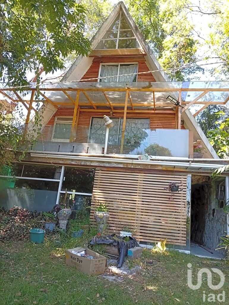 VILLA SUIZA CON 650 M2 DE JARDIN CON FRESNOS, PINOS, CEIBAS, FLORES EXÓTICAS, NORTE DE CUERNAVACA