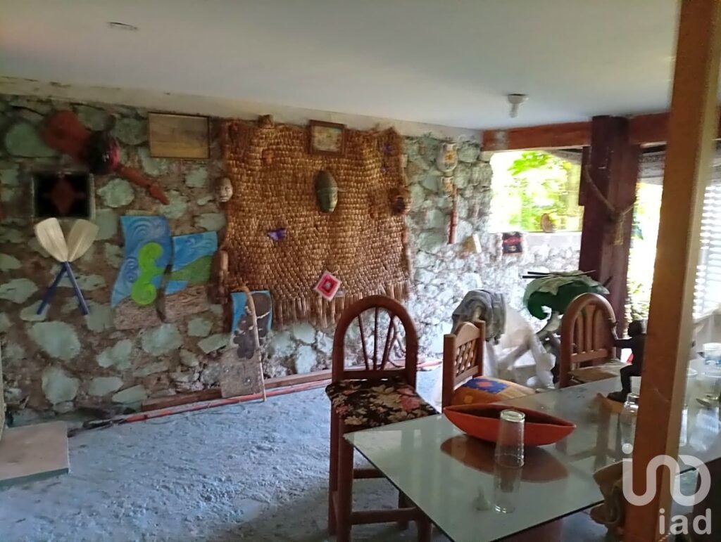 VILLA SUIZA CON 650 M2 DE JARDIN CON FRESNOS, PINOS, CEIBAS, FLORES EXÓTICAS, NORTE DE CUERNAVACA
