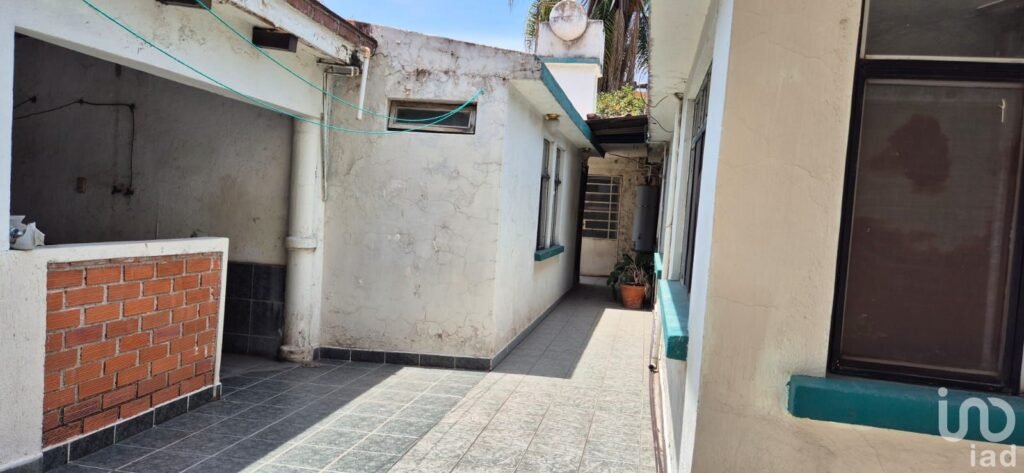 VENTA DE CASA PARA INVERSION, IDEAL CLINICA O ESCUELA, FRACC. GAMEZ IRAPUATO