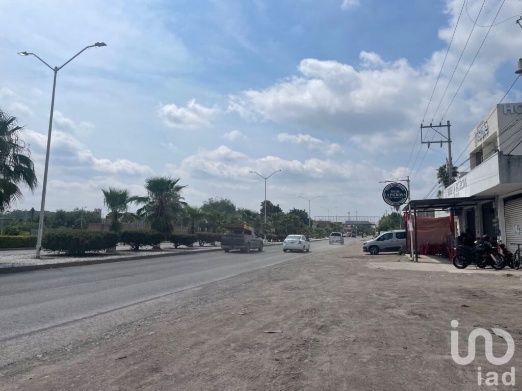 VENTA DE LOCAL CON TERRENO EN RÍO VERDE, S.L.P.