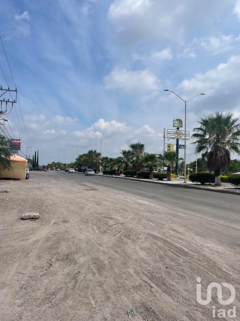 VENTA DE LOCAL CON TERRENO EN RÍO VERDE, S.L.P.