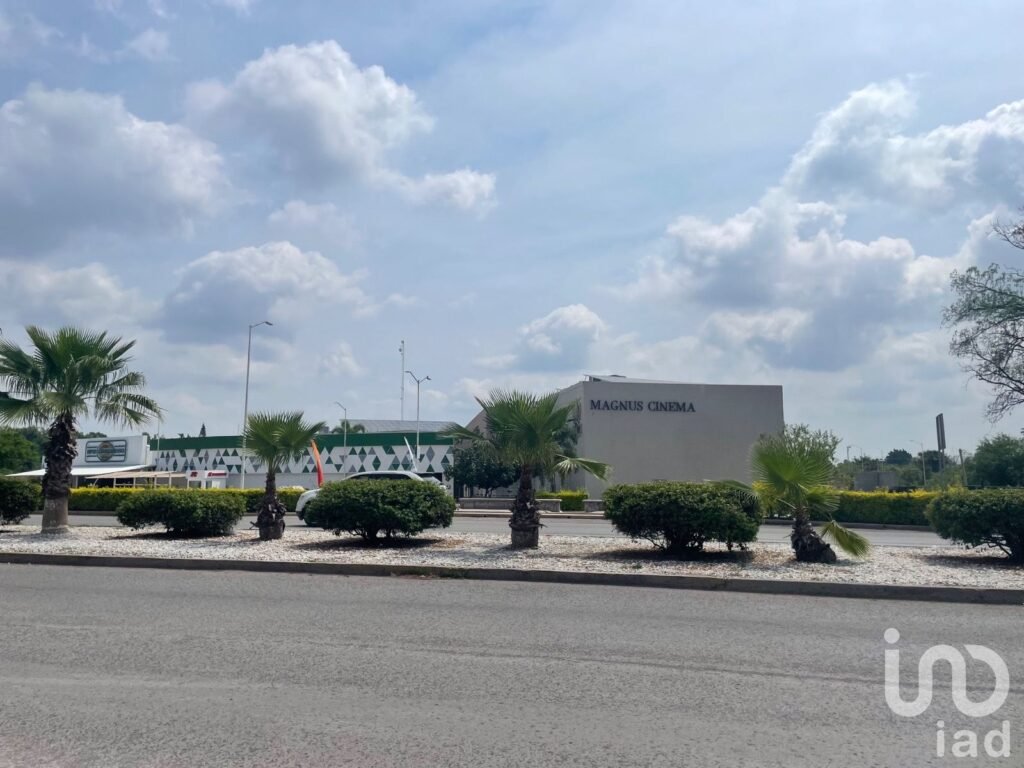 VENTA DE LOCAL CON TERRENO EN RÍO VERDE, S.L.P.