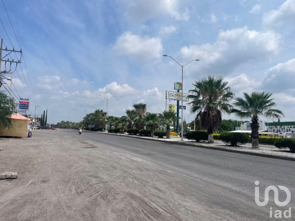 VENTA DE LOCAL CON TERRENO EN RÍO VERDE, S.L.P.