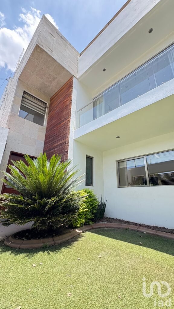Se vende casa muy amplia y minimalista en Real del Valle, Pachuca, Hidalgo