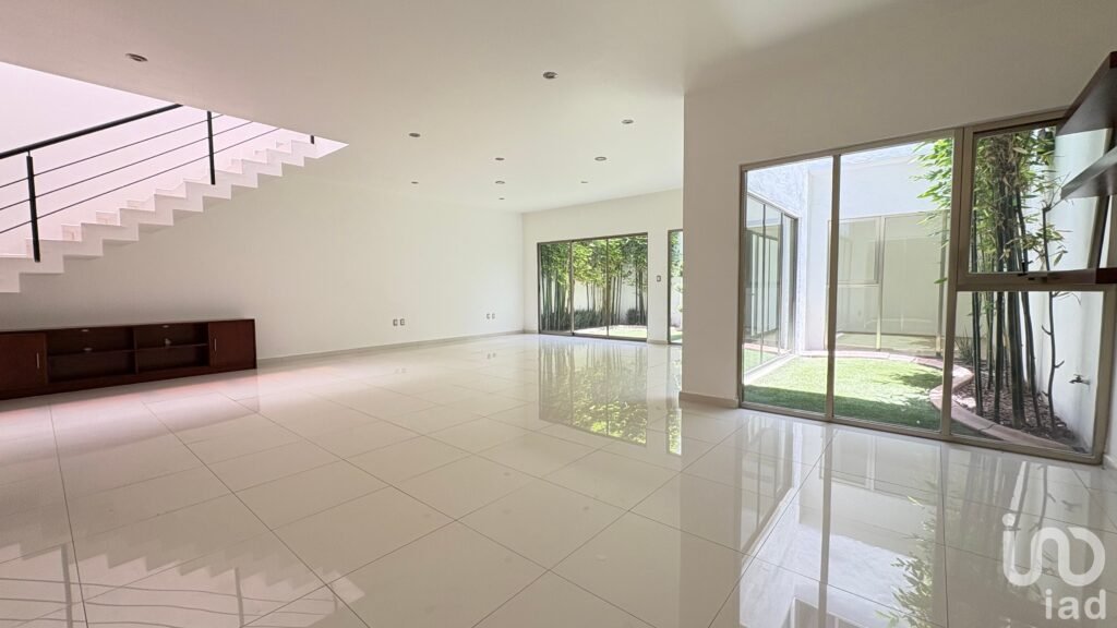 Se vende casa muy amplia y minimalista en Real del Valle, Pachuca, Hidalgo