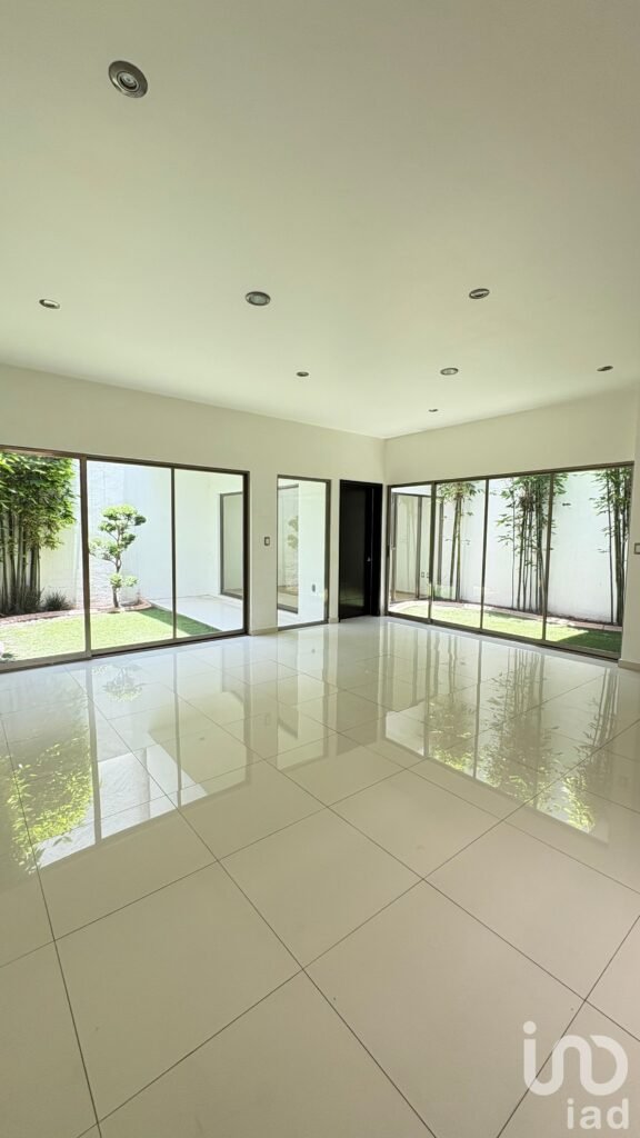 Se vende casa muy amplia y minimalista en Real del Valle, Pachuca, Hidalgo